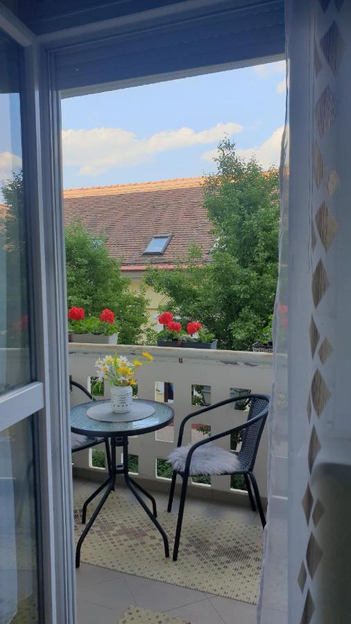 Anna Gyoengye Apartman Debrecen Exterior photo